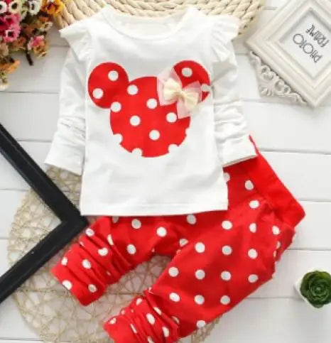 "Conjunto para bebé niña en color rojo con divertidos lunares blancos. La prenda incluye una blusa con mangas largas y un pantalón a juego, todo en un suave tejido ideal para la piel delicada del bebé. Perfecto para un look alegre y cómodo en cualquier ocasión. Diseño encantador y fácil de vestir."