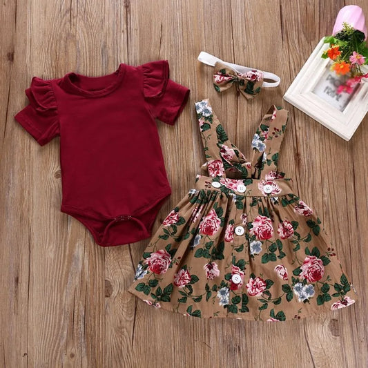 "Conjunto para bebé niña, compuesto por un encantador vestido floreado con delicados detalles en tonos suaves. El vestido, confeccionado en algodón suave, ofrece comodidad y frescura, ideal para los días cálidos. Su diseño con flores coloridas y botones decorativos lo convierte en una prenda perfecta para ocasiones especiales o para el día a día."