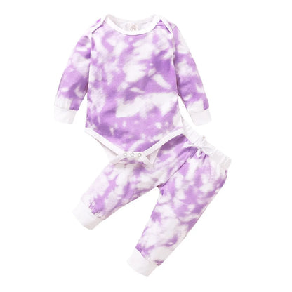 Pijama cálido para bebé, ideal para mantener al pequeño abrigado durante la noche. Confeccionado en material suave y acogedor, tiene un diseño de cierre completo para mayor comodidad y facilidad al vestir. Perfecto para noches frías, asegurando confort y calidez mientras el bebé duerme.