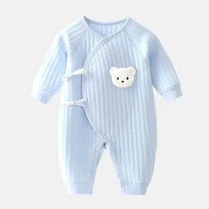 "Pijama para bebé con adorable estampado de osito en el pecho, confeccionado en material suave y cálido. Ideal para mantener al bebé cómodo y abrigado durante la noche, el pijama cuenta con un diseño práctico de cierre completo, permitiendo un fácil cambio. Perfecto para noches de descanso y dulces sueños."